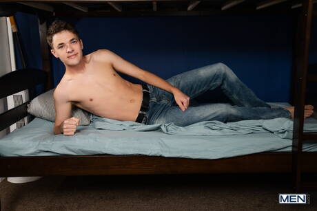 Heiße amerikanische Jungs, der gut gebaute Finn Harding und der schöne Junge Troye Dean ziehen sich aus und zeigen ihren heißen Hintern