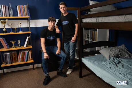 Heiße amerikanische Jungs, der gut gebaute Finn Harding und der schöne Junge Troye Dean ziehen sich aus und zeigen ihren heißen Hintern