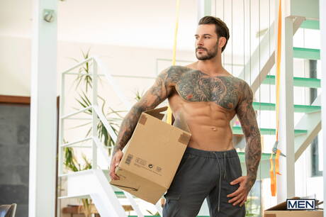 魅力的な仲間パピ・コチッチとセクシーな仲間ブルーノ・マックスが熱いセックスをする