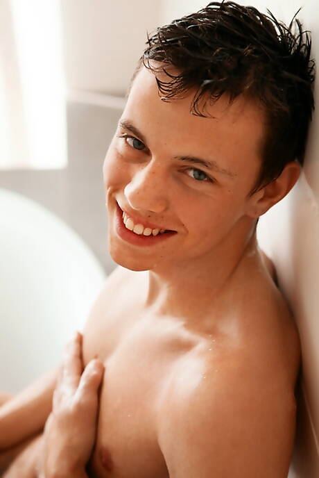 Leo Lamech musculoso se masturbando no chuveiro quente