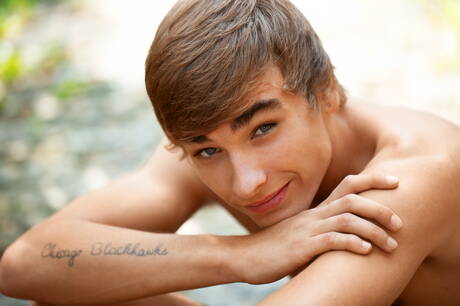 De jonge Matthieu Corne poseert naakt en toont zijn strakke kont in de buitenlucht