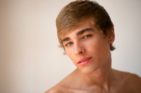 De jonge Matthieu Corne poseert naakt en toont zijn strakke kont in de buitenlucht