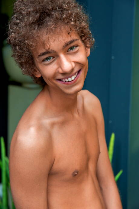 ホットなトゥインクのヒューゴ・ディオールがヌードでポーズを取り、外でセクシーなお尻を披露