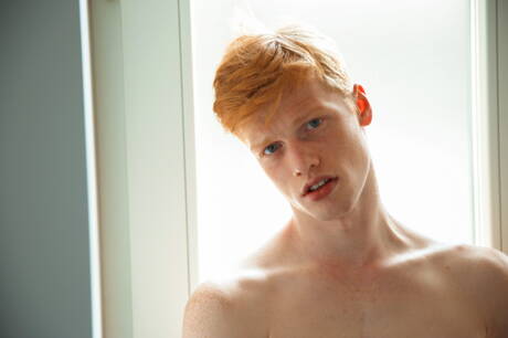 ティモシー・ブルー少年が服を脱いでタイトなお尻を見せる