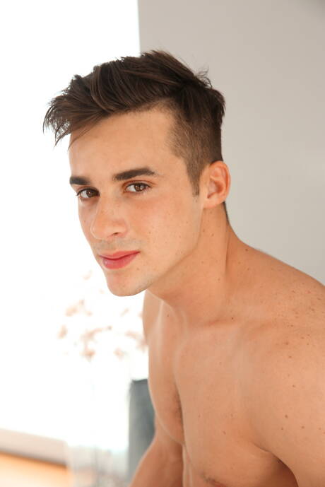 Der attraktive Eddison Thorne zieht sich aus und zeigt seinen knackigen Hintern