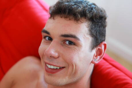 O jovem Mark Becker se despindo e mostrando a bunda apertada