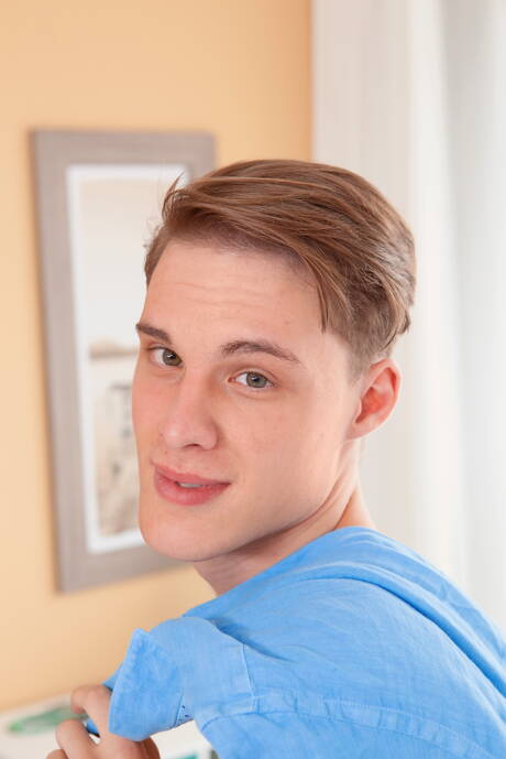 Der schöne Junge Jules Monteil posiert nackt und zeigt einen schönen Hintern