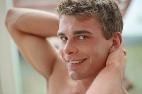 粗壯的傢伙謝裡丹史密斯脫衣服，露出性感的臀部