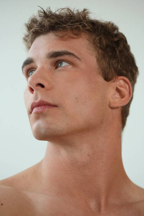 粗壯的傢伙謝裡丹史密斯脫衣服，露出性感的臀部