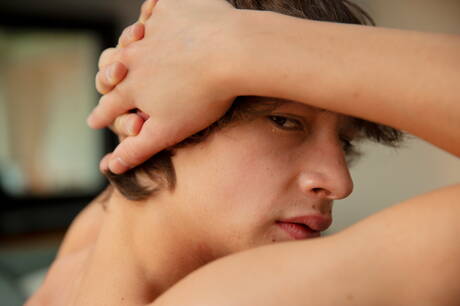 帥哥Hudson King脫光衣服，露出性感的屁股