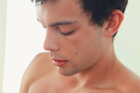 Il super stallone Joey Rollins posa nudo