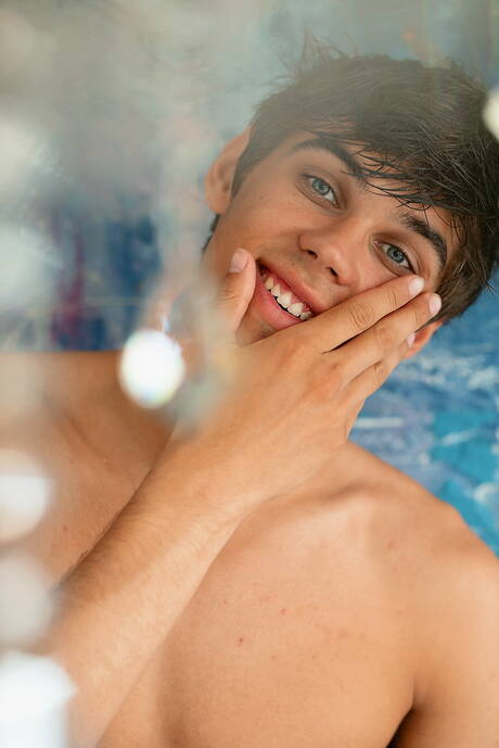 Il giovane Kristian Bresson posa nudo e mostra il sedere stretto