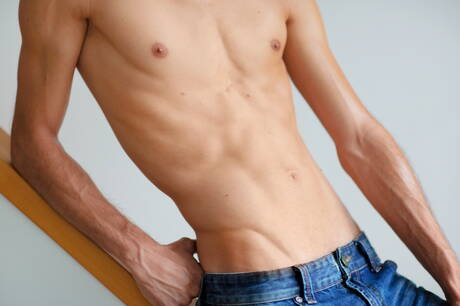 De jonge Toby Gibbins poseert naakt en laat zijn kont zien in bad