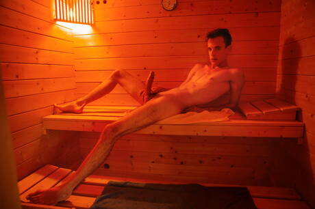 De jonge Toby Gibbins poseert naakt en laat zijn kont zien in bad