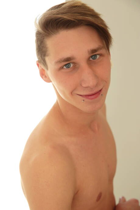 O supergaranhão tcheco Garret Dornan se despindo e mostrando o bumbum