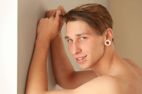 O supergaranhão tcheco Garret Dornan se despindo e mostrando o bumbum