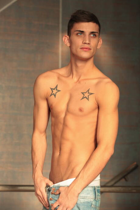 Der tschechische Schönling Derek Jenkins zieht sich aus und zeigt seinen knackigen Hintern