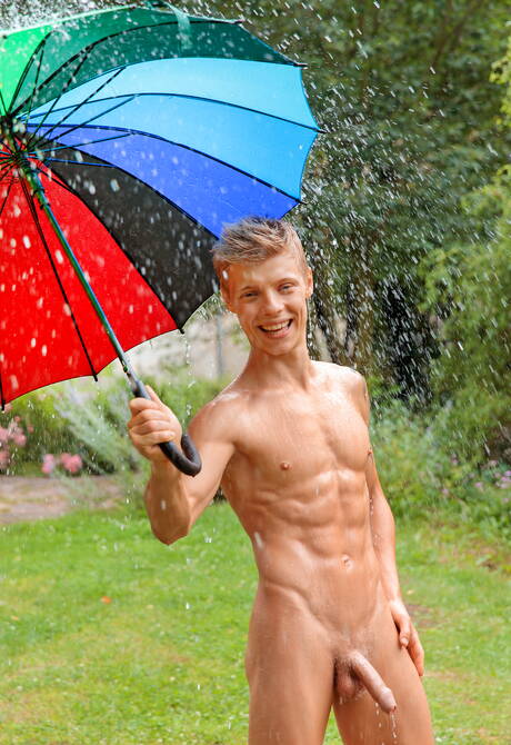 捷克明星年輕帥哥斯文·巴斯奎特和年輕賈斯汀·薩拉登在戶外裸體擺姿勢，露出漂亮的屁股