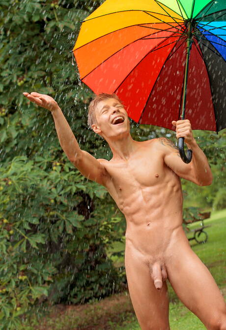 Czech stars young dude Sven Basquiat and young Justin Saradon posing naked and showing nice ass outside