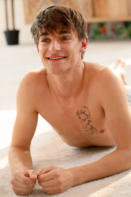 Il ragazzo sexy Miles Murray si spoglia e mostra il suo sedere stretto