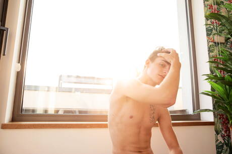 Il ragazzo sexy Miles Murray si spoglia e mostra il suo sedere stretto