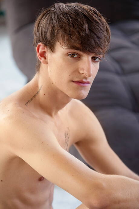 Il ragazzo sexy Miles Murray si spoglia e mostra il suo sedere stretto