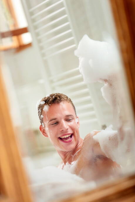 Les garçons tchèques chauds, le gars husky Matt Thurman et le costaud Jonas Miller posant nus et montrant des fesses serrées dans la salle de bain