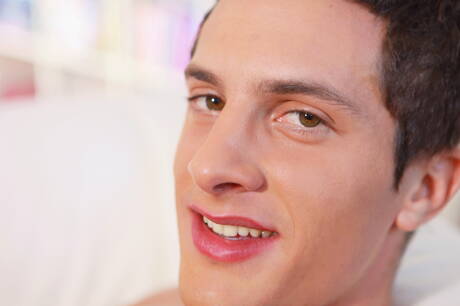 Le costaud Lewis Bradley pose nu et montre ses fesses chaudes