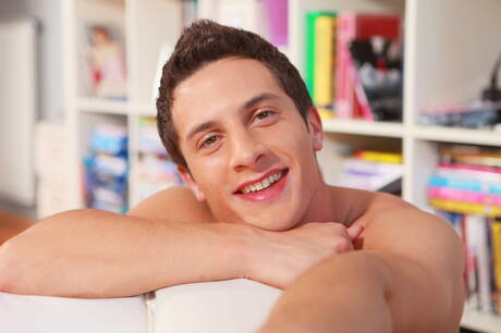 Le costaud Lewis Bradley pose nu et montre ses fesses chaudes