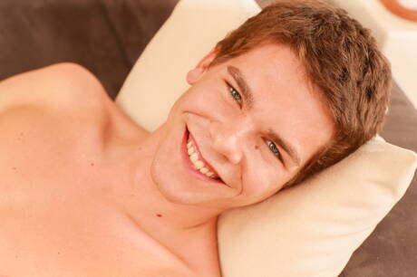 Il giovane Lars Halty si spoglia e mostra il suo sedere caldo