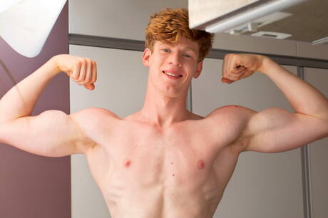 Il muscoloso Virgil Cohen posa nudo e mostra un bel sedere