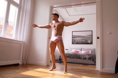 Hengst Tristan Mcleod posiert nackt und zeigt knackigen Hintern