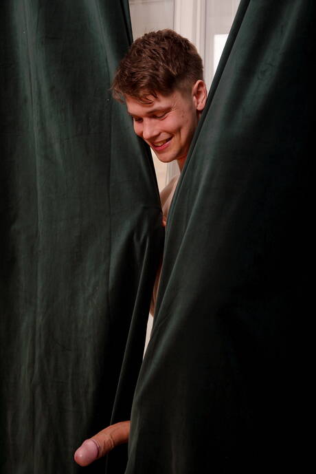 Dobrze zbudowany Tony Zuko pozuje nago i pokazuje jędrne pośladki