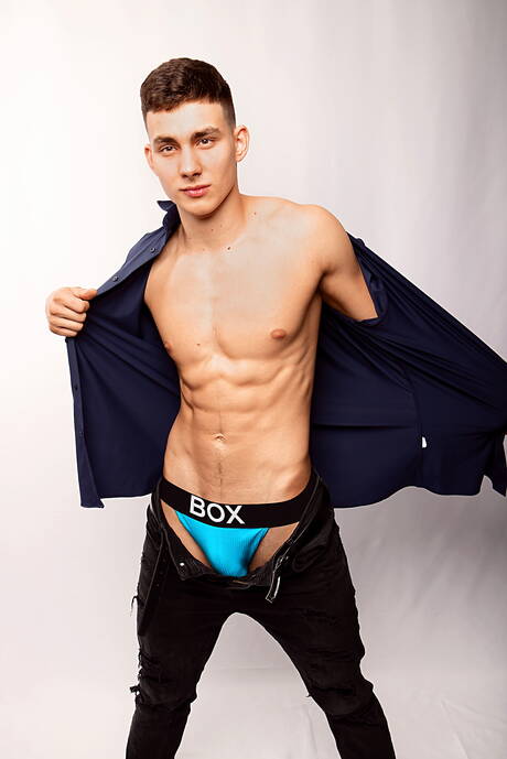 Hengst Emilio Reynolds posiert nackt und zeigt knackigen Hintern