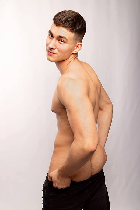 Hengst Emilio Reynolds posiert nackt und zeigt knackigen Hintern