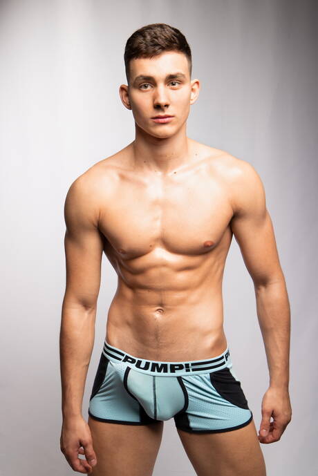 누드 포즈를 취하고 탄탄한 엉덩이를 드러낸 스터드 에밀리오 레이놀즈