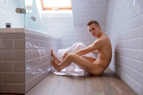 肌肉男Nikk Lanier在浴室脫光衣服，露出緊實的臀部