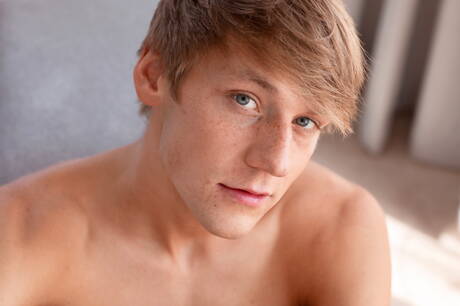 Tsjechische husky-man Rick Palmer kleedt zich uit en laat zijn strakke kont zien