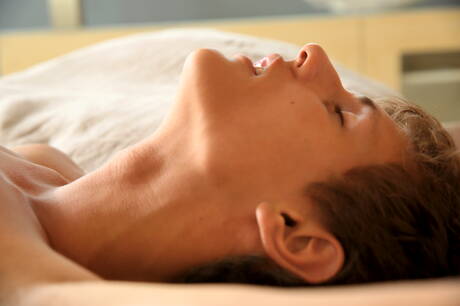 Der heiße tschechische Twink Liam Efron posiert nackt und zeigt seinen knackigen Hintern