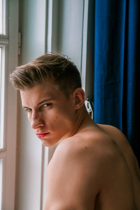 Przystojny facet Ritchie Argento rozbiera się i pokazuje ładny tyłek