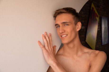 Der schöne Junge Phillip Digby posiert nackt