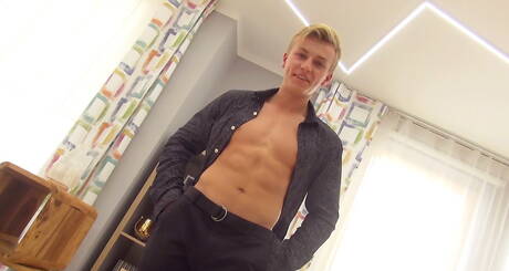 Muskelprotz Brendan Hooper masturbiert