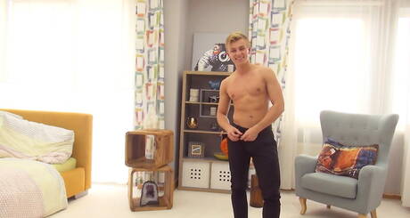 Beefcake Brendan Hooper masturbating