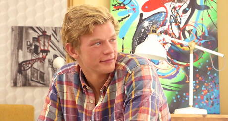 Goed gebouwde John Lennox speelt met zijn pik