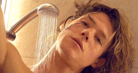 Węgierski siłacz Ethan Opry bawi się penisem w łazience