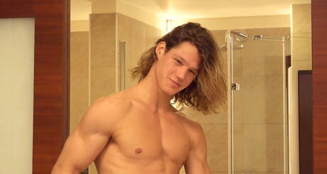 Węgierski siłacz Ethan Opry bawi się penisem w łazience