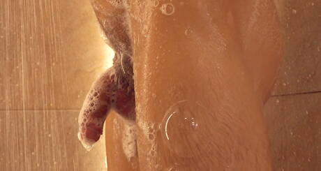 Węgierski siłacz Ethan Opry bawi się penisem w łazience