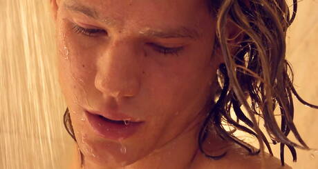 Węgierski siłacz Ethan Opry bawi się penisem w łazience