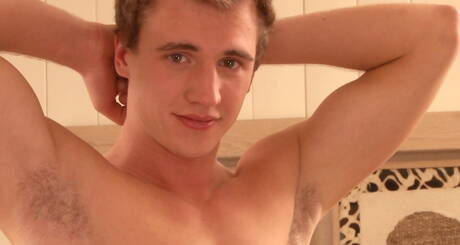 O homem forte Brady Watts se masturbando