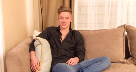 Muskelprotz Mikey Glover beim Wichsen